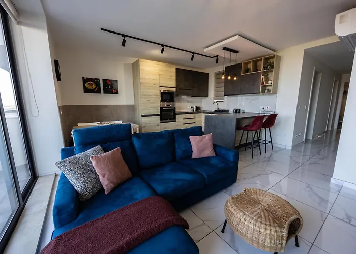 2-bed In With Sea And Country View *